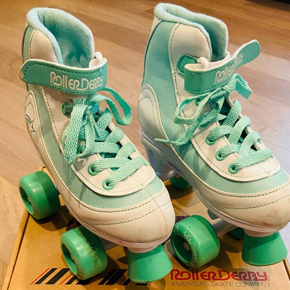 Roller Derby Firestar Youth Skates, Size 2, Mint Green/White